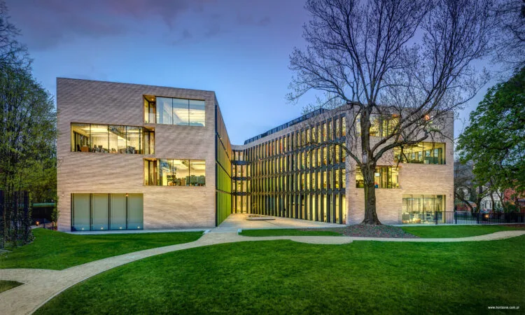 Budynek biurowy Ericpol, widok zespołu - skrzydeł i placu wejściowego z oświetleniem.