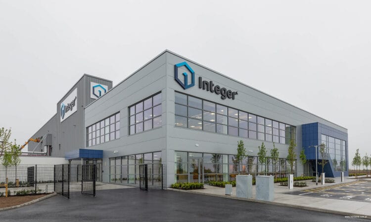 Kompleksy produkcyjno-biurowe Integer Holdings w Irlandii, zewnętrzny widok nowoczesnego obiektu produkcyjno-badawczego z częścią biurową.