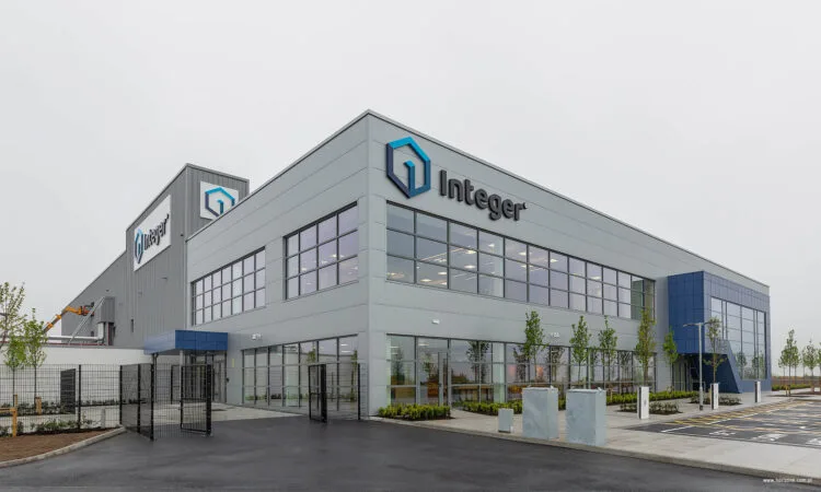 Kompleksy produkcyjno-biurowe Integer Holdings w Irlandii, zewnętrzny widok nowoczesnego obiektu produkcyjno-badawczego z częścią biurową.
