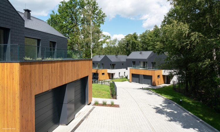 Przestrzenie, zespół sześciu domów jednorodzinnych w Krakowie przy Lesie Borkowskim, nowoczesne bryły w otoczeniu zieleni.