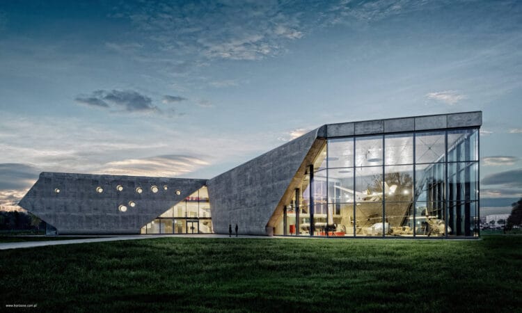 Muzeum Lotnictwa Polskiego w Krakowie, nowy budynek główny o formie przypominającej śmigło, beton architektoniczny i duże przeszklenia.