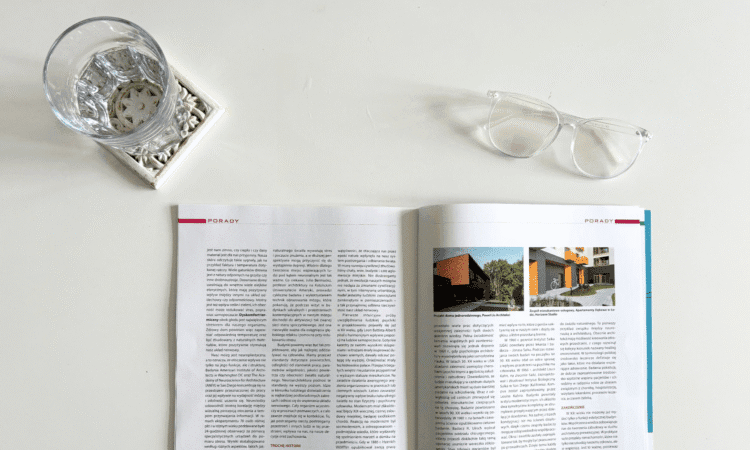 Neuroarchitektura, wywiad Darii Trzepli w kwartalniku Wokół Płytek Ceramicznych. Zdjęcie gazety na stole.